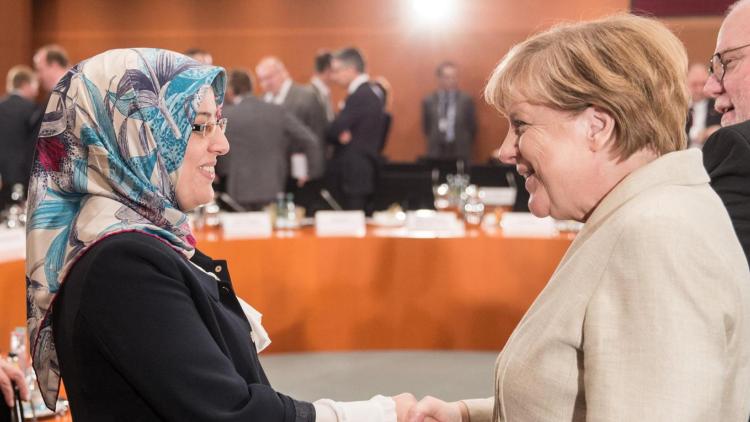 Nurhan Soykan ist stellvertretende Vorsitzende des Zentralrats der Muslime. Im September 2015 traf sie Bundeskanzlerin Angela Merkel (CDU)